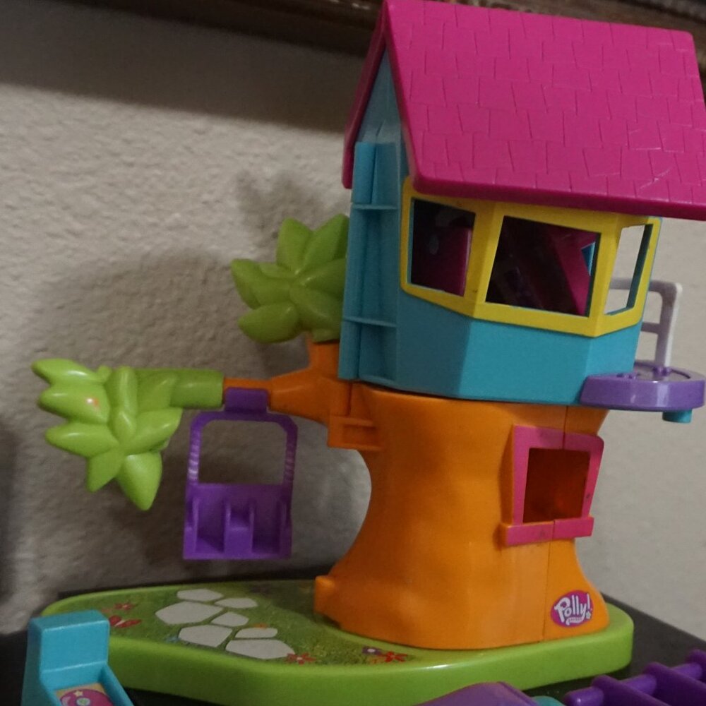 Mattel Polly Pocket Pollyvilla Magnetic Treehouse & Game room Garage - Picture 10 of 11